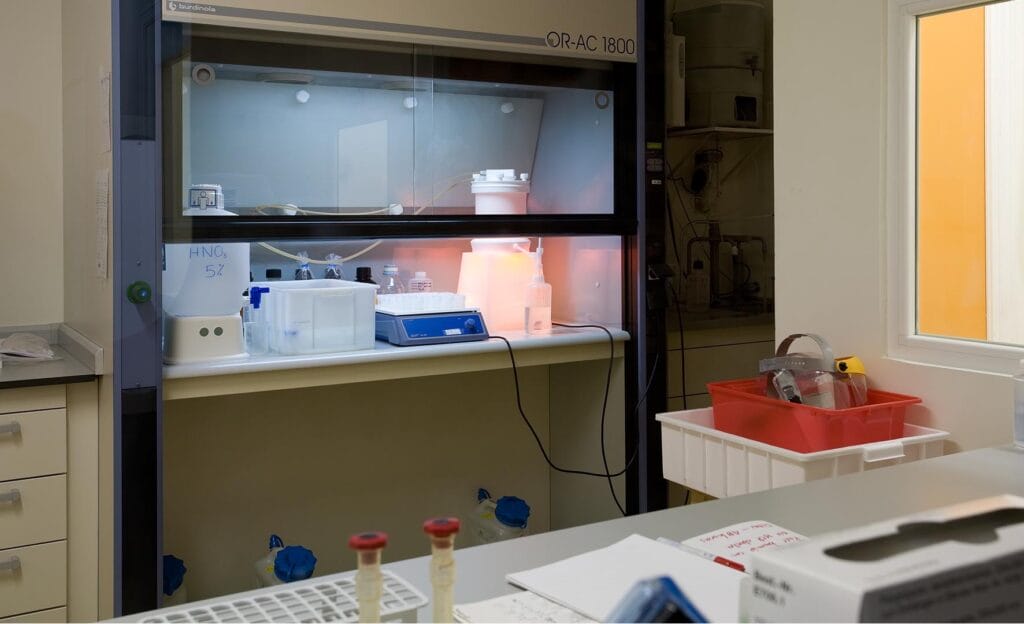 Fotografía de uno de los laboratorios de geoquímica, con una campana de extracción al fondo.