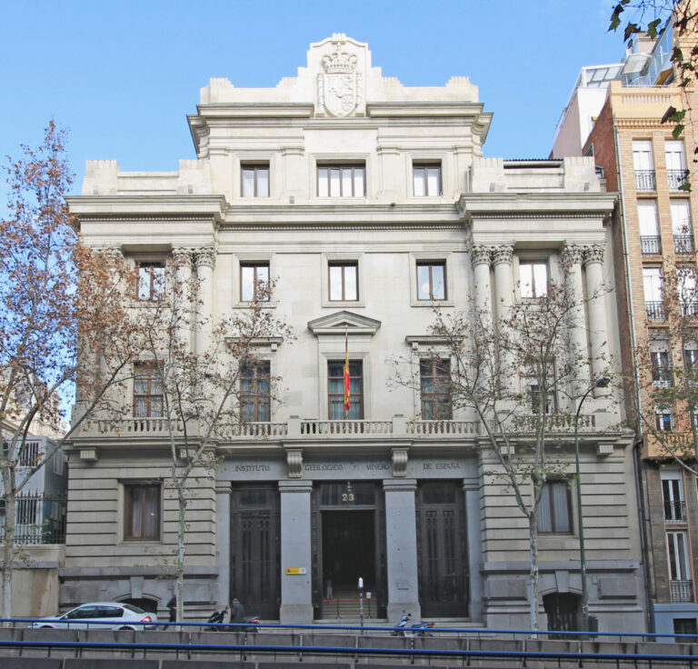 Fachada de la sede principal del IGME en Ríos Rosas.