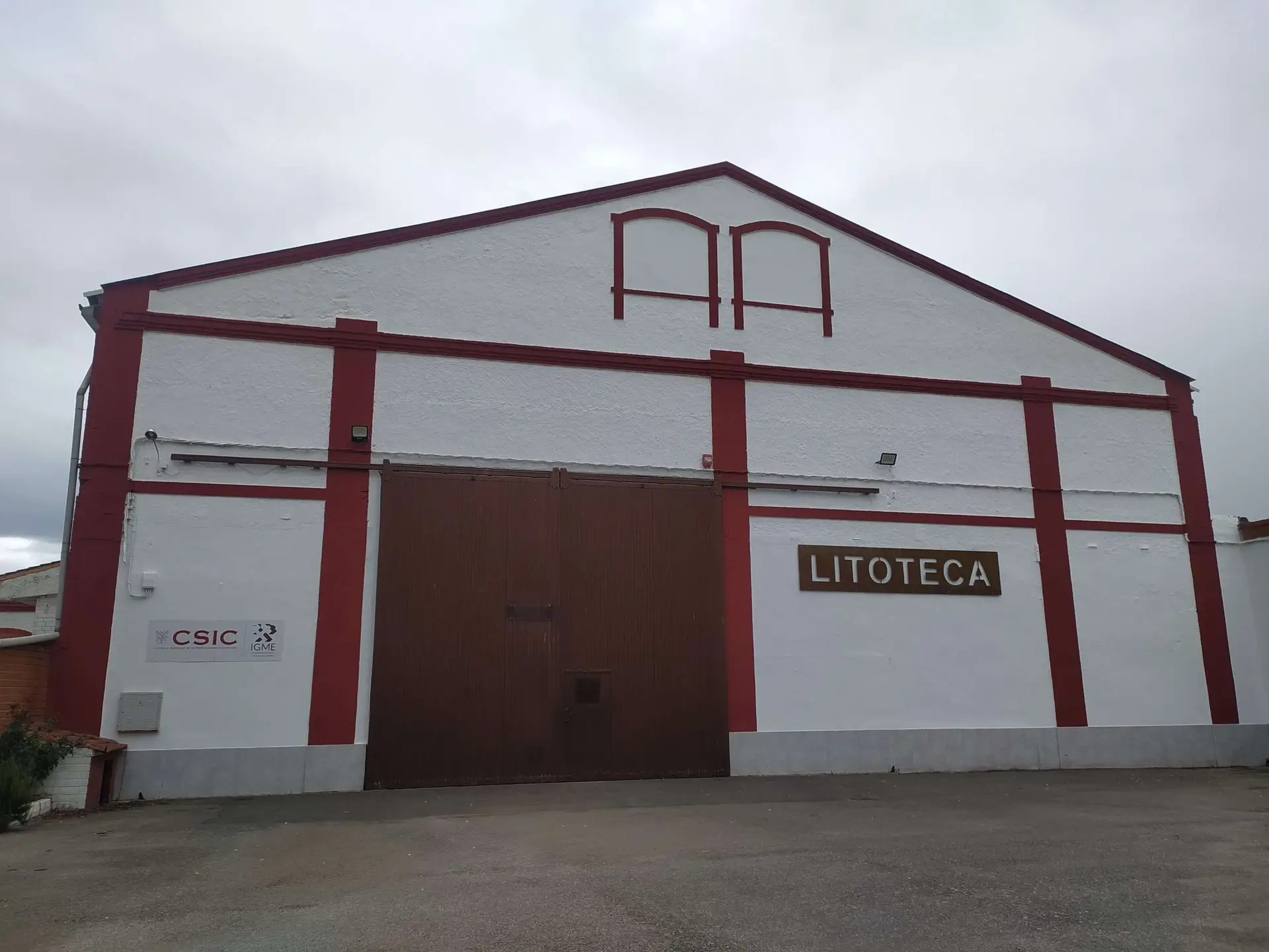 Servicios e Infraestructuras 8 FACHADA DE LA LITOTECA