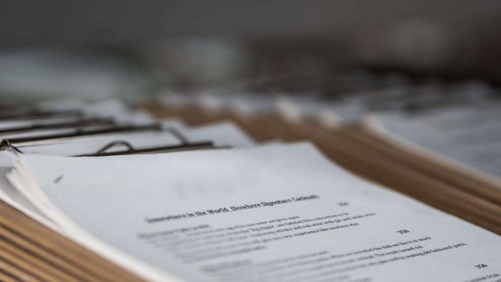 Pila de expedientes. Se usa como representación de las reglas del museo.