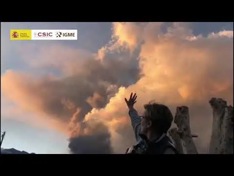 ¿Cómo se dispersa en la atmósfera la columna eruptiva?