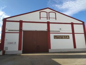 Foto de la nave principal de la Litoteca de sondeos IGME