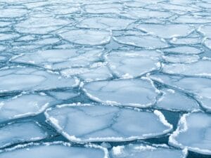 Imagen de mar cubierto de fragmentos de hielo