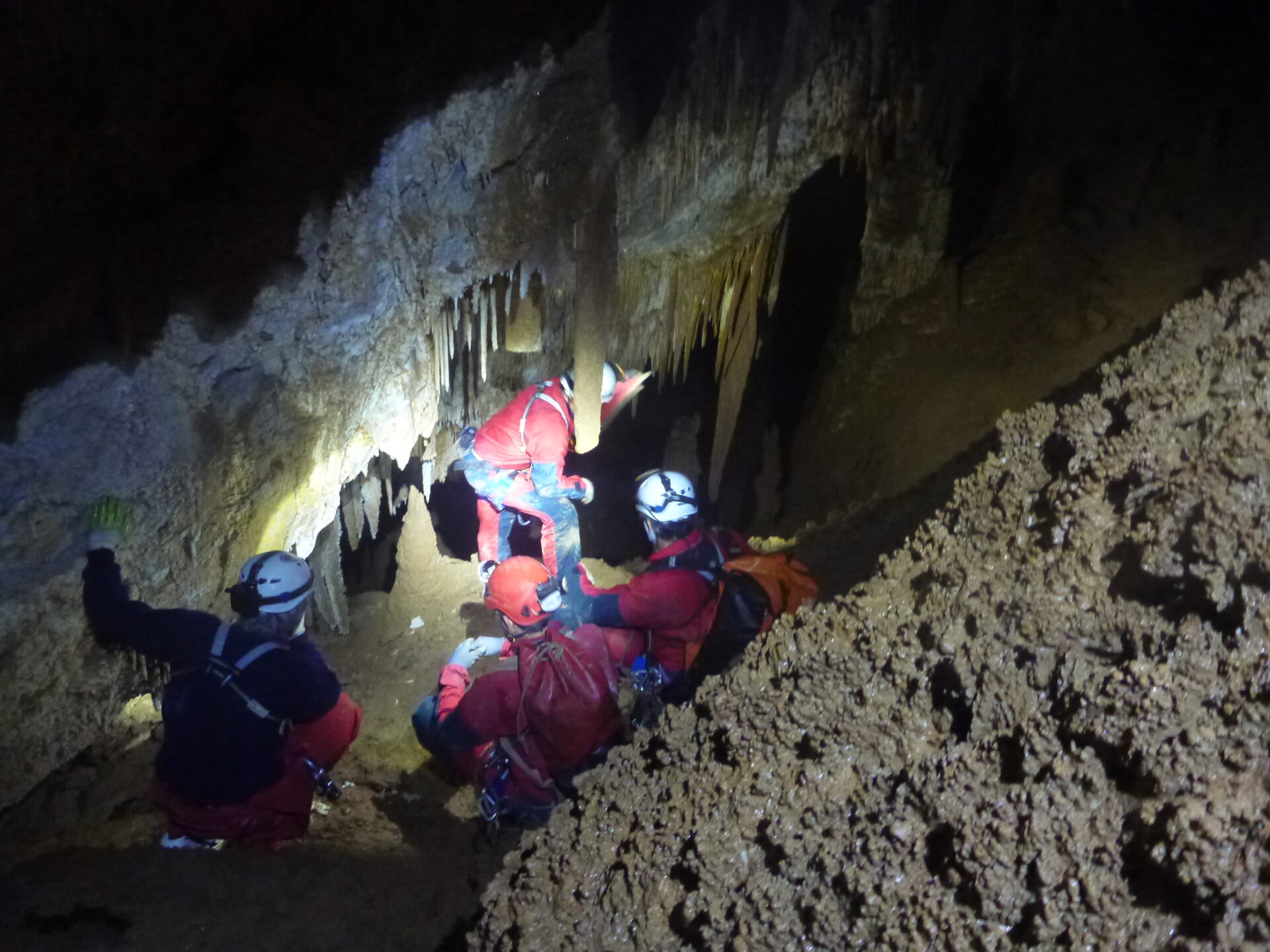 Modelos de ventilación y dinámica atmosférica de cuevas para estudios de clima.
